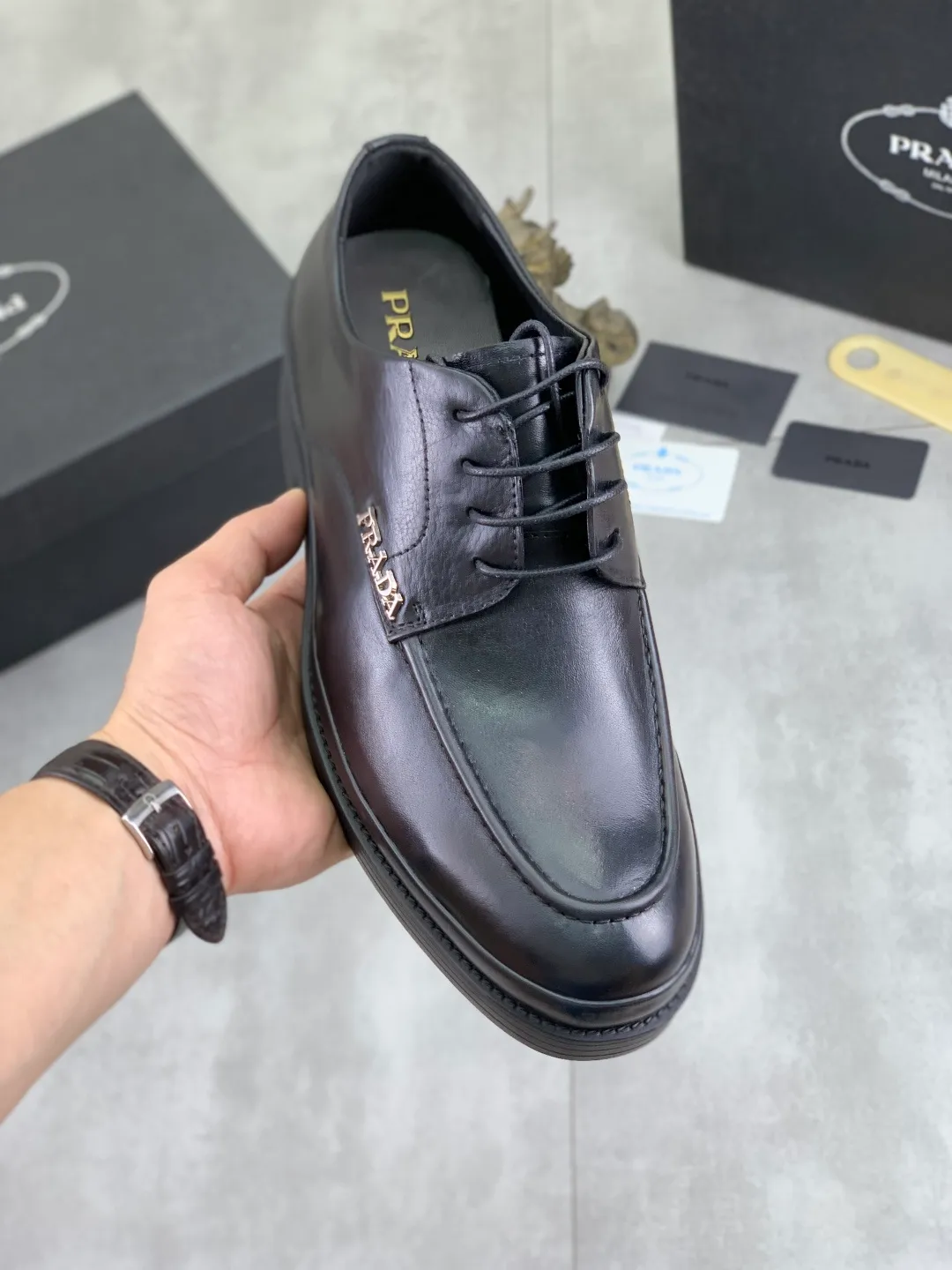 Men's shoes 💰P540 New PRADA Prada spring new casual leather shoes Original purchase, development and production Prada Men's Classic Series Technological breathable fabrics with cowhide Casual sports shoes Casual sports dad shoes combine high-tech breathable materials and cowhide, with exclusive button decoration on the sides. The outsole is full of P italic design and bright colors to show vitality and continue the brand design inspiration. Stroll around the city lightly and feel free and comfortable. Delivered in exquisite packaging 🛍📦 ▪️Material: original customized calfskin with breathable material ▪️Inner lining: cowhide lining ➕cowhide feet ▪️Outsole: open-molded TPU rubber material ▪️Sole thickness: 3.5CM ▪️Size: Men's 38-44 (45 can be customized) Multiple colors available